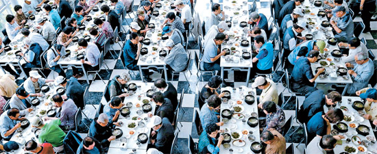 ２４日、『２０１３愛の参鶏湯（サムゲタン）の分け合い』行事に招待された地域国家報勲対象者の年配者が、昼食として参鶏湯を食べている。