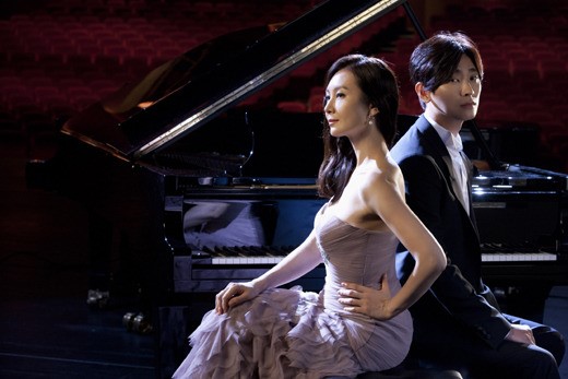 俳優チュ・ジフン（右）の主演作『蒼のピアニスト（原題：五本の指）』。