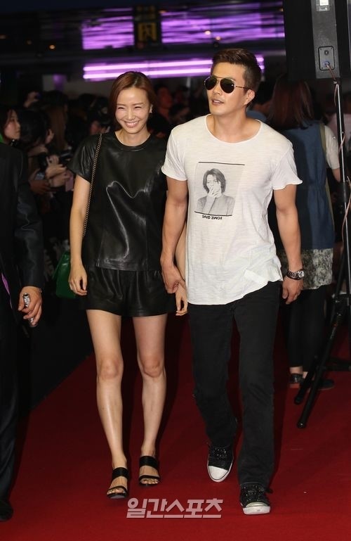俳優のクォン・サンウ（右）と女優のソン・テヨン。