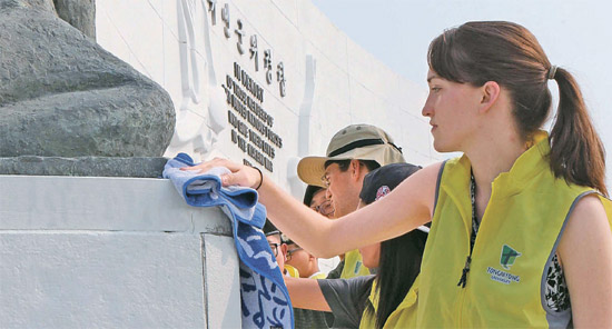 外国人留学生が国連記念公園でボランティア活動をしている。