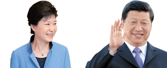 朴槿恵（パク・クネ）大統領（左）と習近平中国共産党総書記兼国家主席。