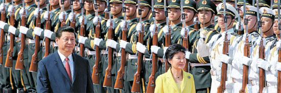 ２７日午後、北京人民大会堂の前で開かれた公式歓迎式で、朴槿恵（パク・クネ）大統領が習近平国家主席とともに儀仗隊を巡閲している。