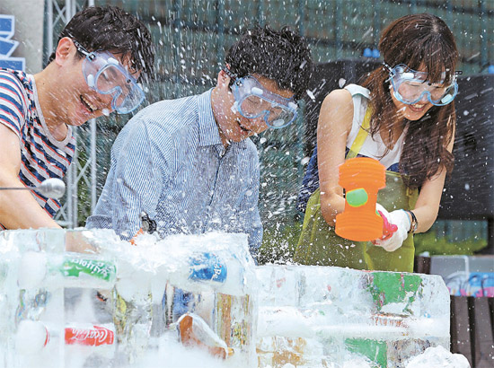 ６月３０日、ソウル永登浦（ヨンドンポ）の新世界デパートを訪れ、イベントを通じて涼しさを味わっている市民ら。