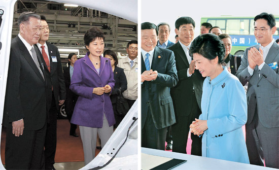 朴槿恵（パク・クネ）大統領が先月２９日、北京現代自動車の中国第３工場を訪問し、鄭夢九（チョン・モング）現代車グループ会長と生産ラインを見ている（左側の写真）。朴大統領は３０日、西安サムスン電子半導体工場建設現場も訪問した。朴大統領が芳名録に署名し、李在鎔（イ・ジェヨン）サムスン電子副会長が拍手している。