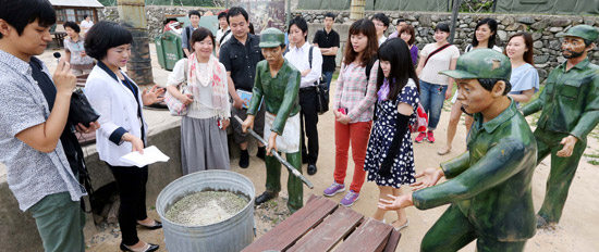 韓日の学生たちが慶尚南道巨済市（キョンサンナムド・コジェシ）の捕虜収容所を訪問した。