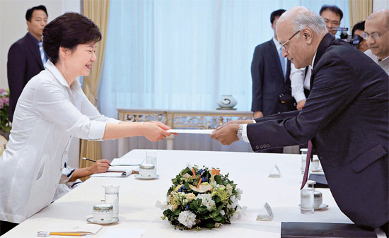 朴槿恵大統領は２日に青瓦台でインドのシン首相の特使として訪韓したメノン国家安全保障補佐官に面会した。朴大統領がメノン特使からシン首相の親書を手渡されている。（写真＝青瓦台写真記者団）