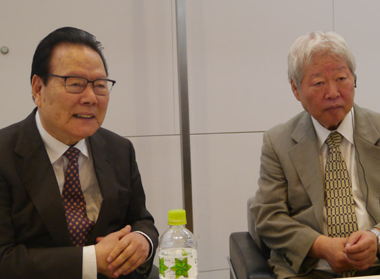 デジタル社会の中で本はどんな道を開いてくれるだろうか。韓国と日本を代表する知識人である李御寧（イ・オリョン）氏と立花隆氏が４日、席を共にした。