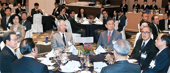 東北アジアの協力と発展を模索するために設立された民間協議機構である韓日中３０人会（賢人会議）が７日午後、日本の北海道洞爺市のウインザーホテルで開かれた。８回目である今回の会議は２日間の日程で行われる。