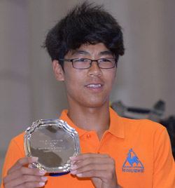 チョン・ヒョンがウィンブルドンジュニア男子シングルスの準優勝トロフィーを見せている。（写真＝韓国テニス協会）