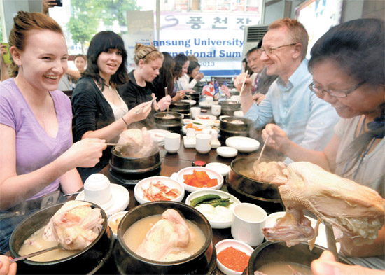 漢城（ハンソン）大「２０１３国際サマースクール」に参加した外国人大学生が９日、参鶏湯（サムゲタン）を食べている。
