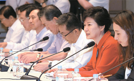 朴槿恵大統領（右から２人目）が１１日午前、青瓦台（チョンワデ、大統領府）迎賓館で開かれた第２回貿易投資振興会議に出席し、冒頭発言している。