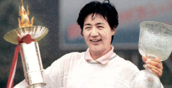 １９９８年５月、日本女子プロゴルフ協会ツアーのブリヂストンオープンで優勝した具玉姫さんがトロフィーを持って笑顔を見せている。（中央フォト）