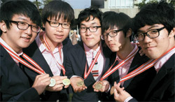金メダルを獲得した韓国の高校生５人（写真＝未来創造科学部）。