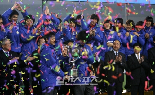 ２００８東アジア杯サッカー大会で優勝した韓国チームが優勝トロフィーを持って歓呼している。