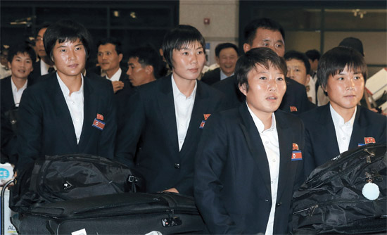 １８日夜、仁川（インチョン）国際空港に到着した北朝鮮女子サッカー選手団３９人。