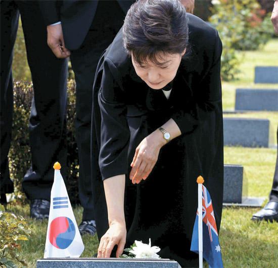 朴槿恵（パク・クネ）大統領が２２日午後、釜山（プサン）国連記念公園を訪問し、墓碑に献花している。