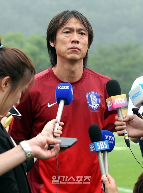 韓国サッカー代表の洪明甫（ホン・ミョンボ）監督。