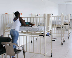 コロンビアのキブドのイスマール・ロールダン・バレンシア（Ｉｓｍａｅｌ Ｒｏｌｄａｎ Ｖａｌｅｎｃｉａ）病院の小児病室。韓国政府はこの病院に２００万ドルを支援して医療機器と実験装備を提供した。