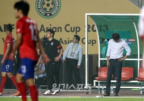 東アジアカップ２０１３第２戦の中国との試合が引き分けに終わり、落胆する韓国側ベンチ。