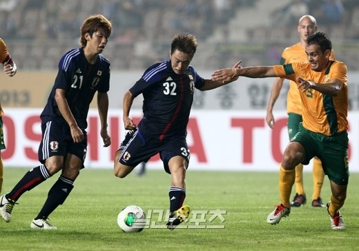 東アジアカップ２０１３男子の日本－オーストラリア戦でゴールをねらう斎藤学（２３、横浜）。