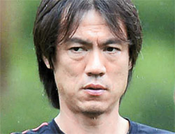 東アジアカップ２０１３の韓国代表チームの洪明甫（ホン・ミョンボ）監督。