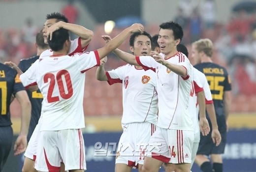 中国は２８日、蚕室（チャムシル）総合運動場で開かれた東アジアカップ第３戦のオーストラリア戦で４－３の大きな勝ち星を上げた。