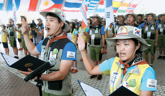 ２７日、ソウル戦争記念館で開かれた「厳弘吉（オム・ホンギル）隊長と一緒にするＤＭＺ平和大長征」発隊式で、男女大学生代表が宣誓している。