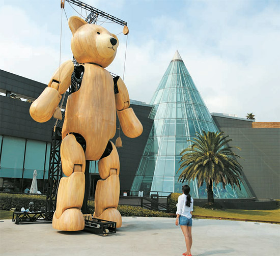 １日からテディベアミュージアムで野外展示される高さ９メートル重さ１．２トンの世界最大のクマのロボット「ＳＬＯＷ」（写真＝テディベアミュージアム）。