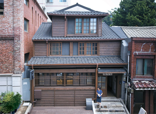 仁川市中区（インチョンシ・チュング）にあるカフェ“ｐｏｔ＿Ｒ”。１８９０～１９００年の間に建てられた近代日本の店舗兼用住宅“町家”様式の建物をそのまま保存・活用した。