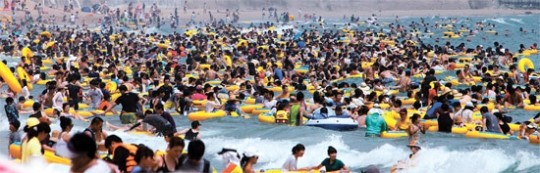 ４日、７０万人が集まった釜山（プサン）の海雲台（ヘウンデ）海水浴場。