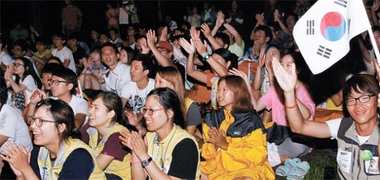 「ＤＭＺ平和大長征」に参加した大学生遠征隊員が３日、江原道華川郡の平和のダムで開かれた平和コンサート音楽会に参加し公演を楽しんでいる。