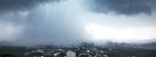 ５日、局地的豪雨がソウルの都心を通過した。