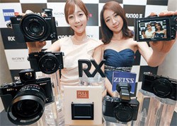 昨年発売した初のレンズ一体型プレミアムカメラ「ＲＸシリーズ」の新製品となる「ＲＸ１００II」と「ＲＸ１Ｒ」が韓国で公開された。