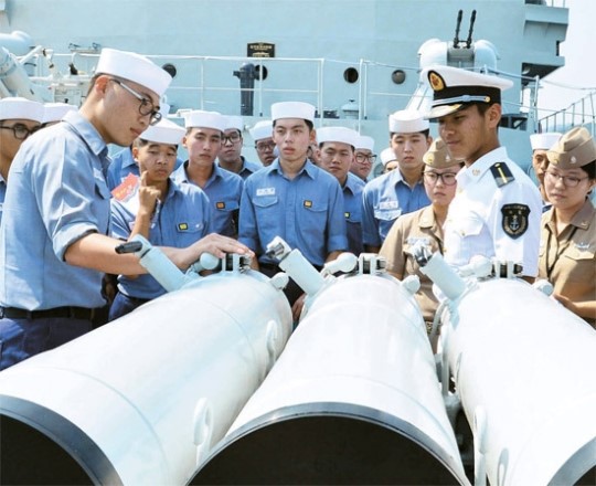 ６日、中国大連艦艇学院のリトンペイ生徒が、韓国海軍将兵に魚雷発射管について説明している。
