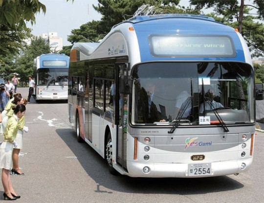 ６日午前、無線充電して走る電気バスが慶尚北道亀尾市の朴正熙（パク・ジョンヒ）体育館で開通式を終え、試験運行している。