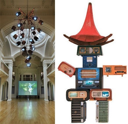 （左）「ナム・ジュン・パイク（白南準）の周波数で」が開かれているスコットランドのエジンバラ大学タルボット・ライス・ギャラリーのジョージアンギャラリー全景の姿。天井からぶらさがっているのが１９８９年作『ビデオ・シャンデリアＮＯ１』だ。その下で流れる２８分３０秒の映像作品は『Ｇｌｏｂａｌ Ｇｒｏｏｖｅ』（１９７３）だ。展示は９日から１０月１９日まで開かれる。（写真＝白南準アートセンター檁（右）色々な姿の球形真空管ラジオ９台で表現したビデオ彫刻『シューベルト』（２００１）。白南準の茶目っ気がうかがえる。