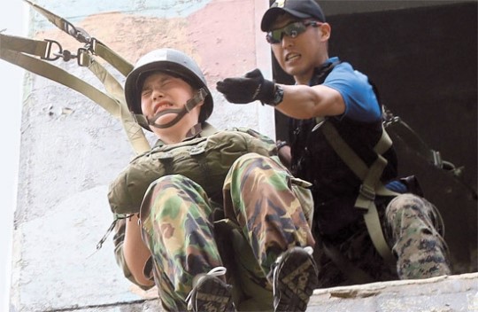 ７日午前、ソウル松坡区（ソンパグ）の第３空輸旅団で行われた特戦キャンプに参加した女子学生が、高さ１１．５メートルの模型塔から降下訓練をしている。