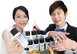 男性用スキンケアブランド「ラボシリーズ」が７日にソウルで高麗人参・緑茶成分などを配合したアンチエイジングエッセンスローションとアイクリームを発売した。韓国だけで発売行事を行うほど韓国に力を入れている。