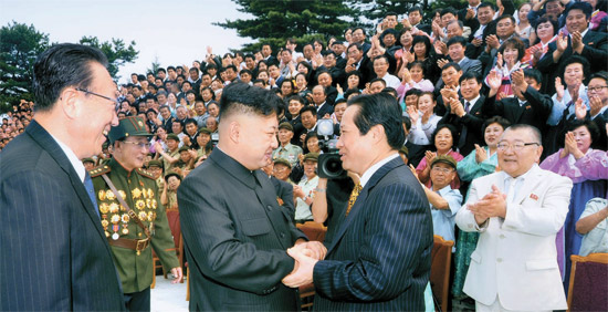 朴相権（パク・サングォン）平和自動車社長（右から２人目）が７月３０日、平壌で金正恩（キム・ジョンウン）国防委第１委員長と握手している。左は金養建（キム・ヤンゴン）統一戦線部長［写真＝統一部］。
