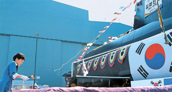 朴槿恵（パク・クネ）大統領が１３日、慶尚南道巨済の大宇造船海洋玉浦造船所で開かれた１８００トン規模の２１４級潜水艦「金佐鎮（キム・ジャジン）」の進水式に出席し、テープカットをしている。