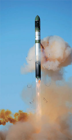 アリラン５号を積み出すドニエプル発射体が地下貯蔵庫から発射される様子。ドニエプルは弾道ミサイルを改造した発射体だ。（写真＝韓国航空宇宙研究院）