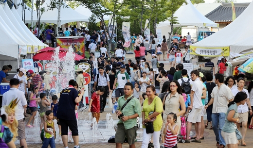 第１６回富川（プチョン）国際漫画祭が歴代最高の１１万８９００人余りの来場者を動員して１８日閉幕した。