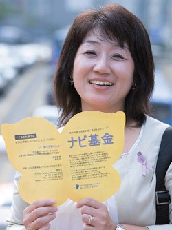 ２０日、ソウル明洞（ミョンドン）で松村さんが元慰安婦のおばあさんのための「ナビ基金」のパンフレットを広げている。