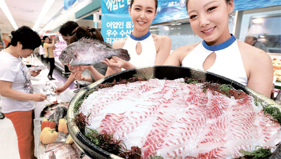 猛暑や赤潮で被害を受けた漁業者を支援するための「優秀水産物、直取引セール」が２２日午前、ソウルのイーマート聖水店内の水産売り場で開かれた。