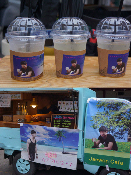 キム・ジェウォンの日本ファンたちが用意した「コーヒースタンドカー」。