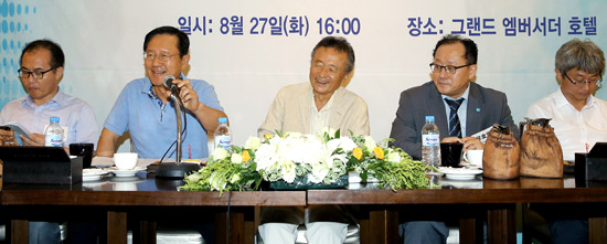 韓半島フォーラムは２７日、ソウル獎忠洞（チャンチュンドン）のグランドアンバサダーホテルで「南北関係をどのように解決するか」をテーマにセミナーを開催した。