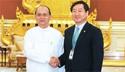 テイン・セイン・ミャンマー大統領（左）と劉正福（ユ・ジョンボク）韓国安全行政部長官