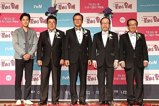 ｔｖＮのバラエティ番組『花よりおじいさん』に出演している俳優のイ・ソジン（左）。
