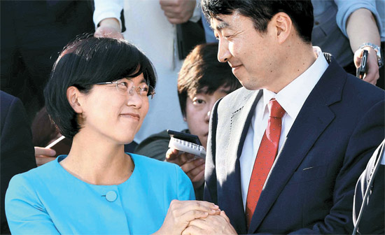 ４日午後、統合進歩党の李石基（イ・ソッキ）議員が、自身を待っていた同党の李正姫（イ・ジョンヒ）代表と手を握り、互いに見つめ合った。