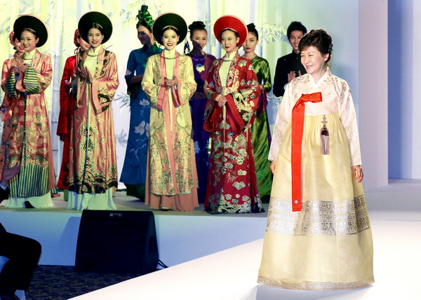 ８日午後、ベトナムのハノイで開かれた「韓服・アオザイファッションショー」を観覧後、挨拶の言葉を述べるために舞台に立った朴槿恵（パク・クネ）大統領。